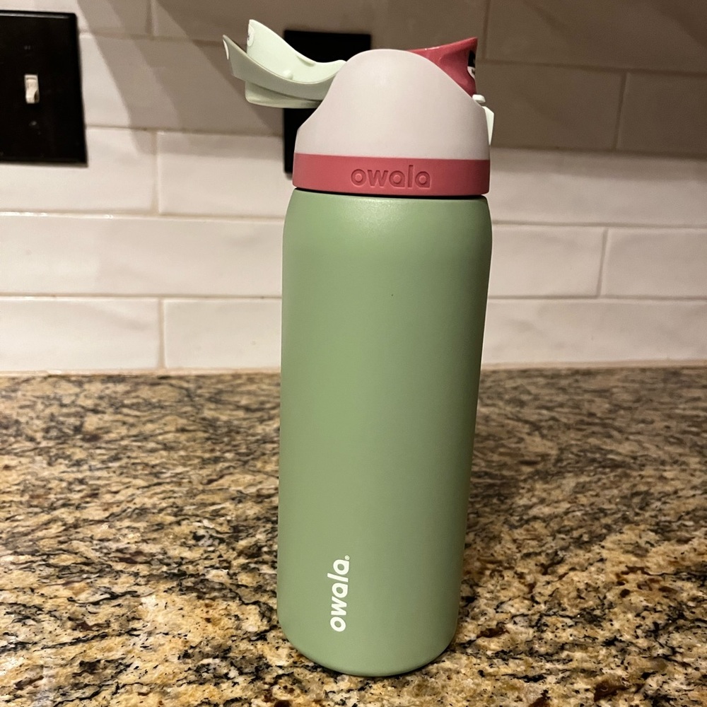 NEW Owala FreeSip Insulated Water Bottle with Locking Push-Button Lid 32 oz